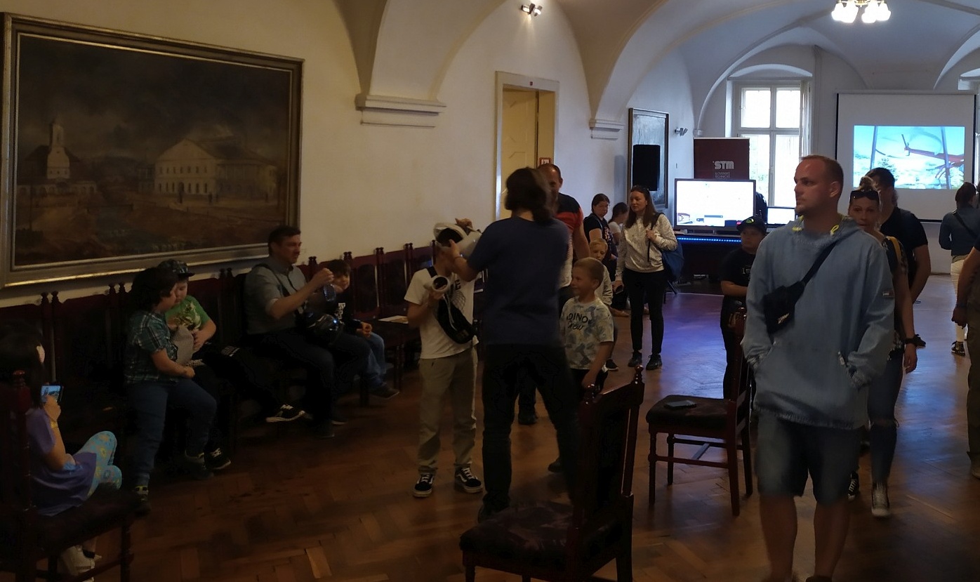 Celý priestor, kde prebiehala naša aktivita. V popredí časť vyhradená pre skúšanie prilby Oculus Guest. KPI LIRKIS na noci muzei a galerii 2022 - cele