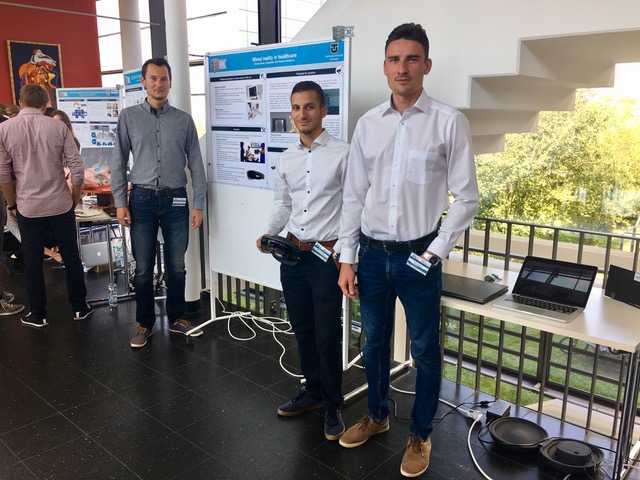 Nikolas Balog na prezentácii svojho projektu (druhý zľava) spolu s technickou podporou zo spoločnosti Siemens Healthcare Nikolas Balog na prezentácii svojho projektu (druhý zľava) spolu s technickou podporou zo spoločnosti Siemens Healthcare