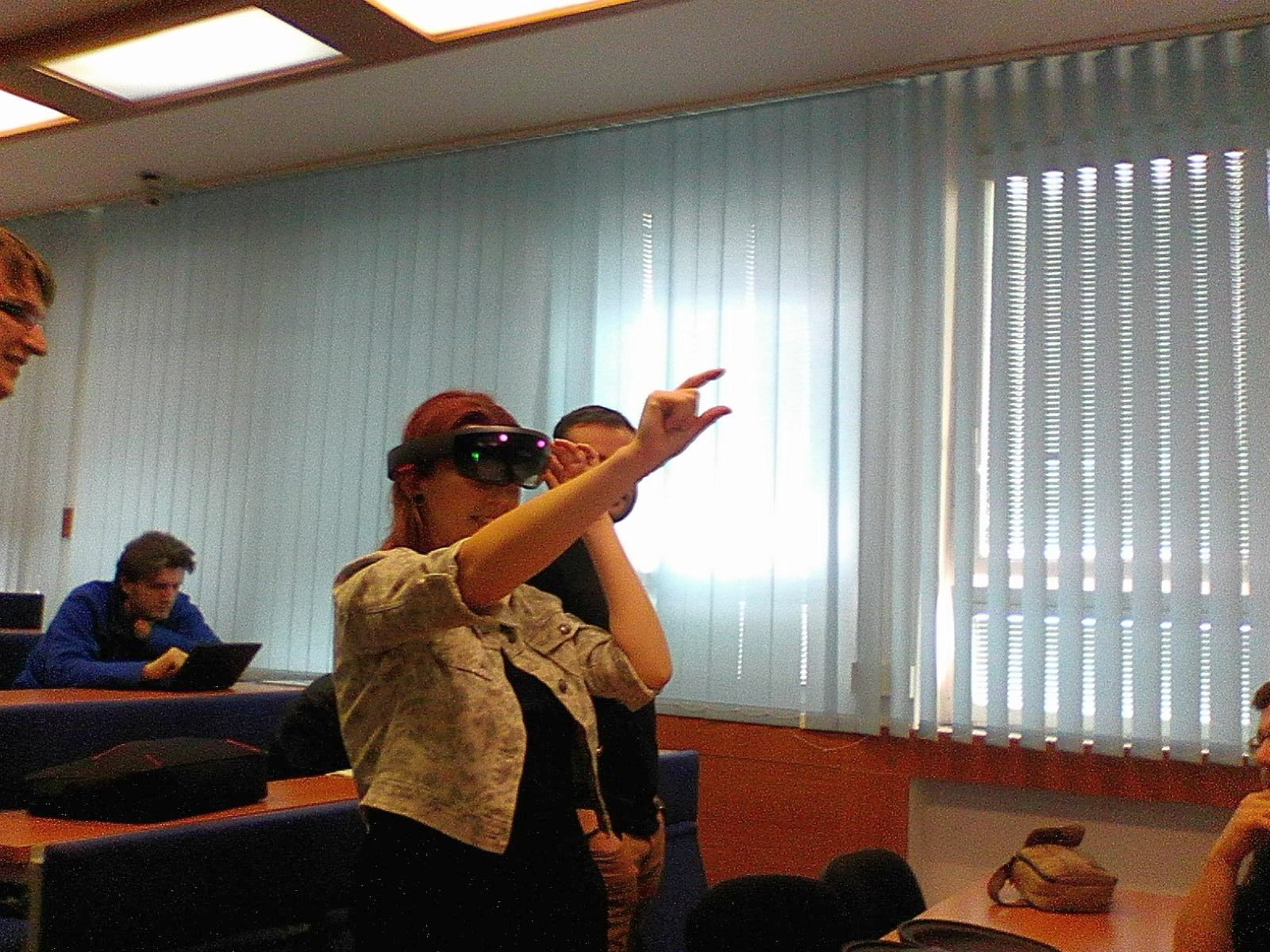 Použitie virtuálnej prilby HoloLens