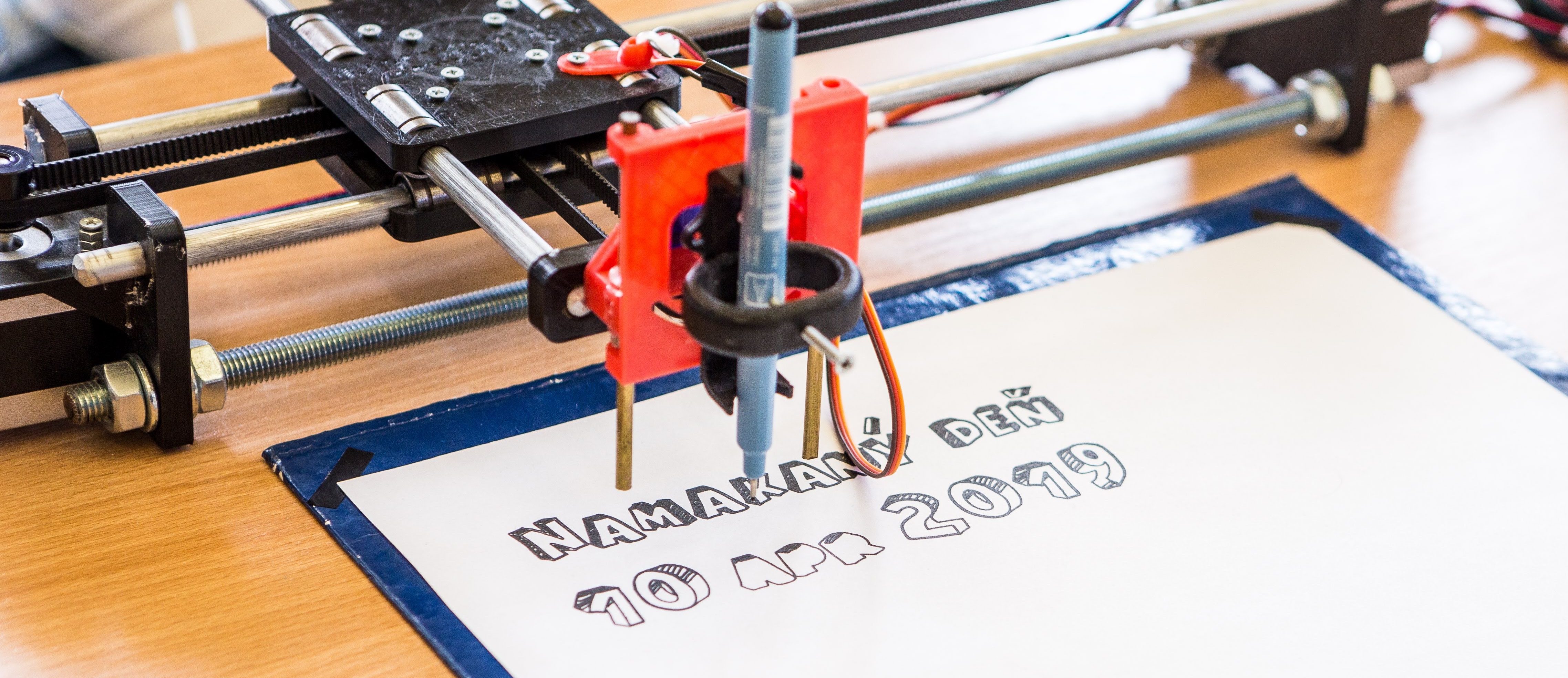 Tlačiareň vyrobená pomocou Arduino (Namakaný deň banner)